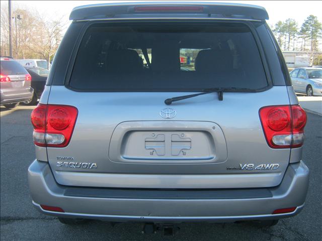 Toyota Sequoia 2005 photo 2