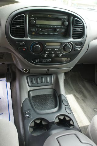 Toyota Sequoia 2005 photo 2