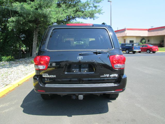 Toyota Sequoia 2005 photo 2