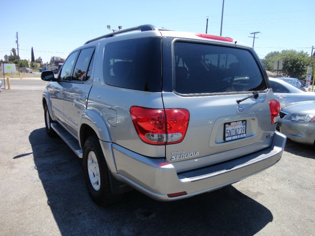 Toyota Sequoia 2005 photo 2