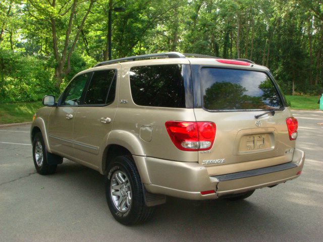 Toyota Sequoia 2005 photo 2