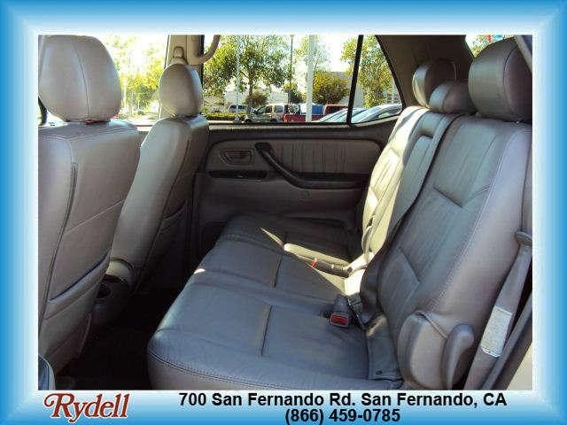 Toyota Sequoia 2006 photo 2