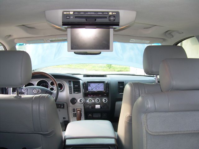 Toyota Sequoia 2010 photo 16