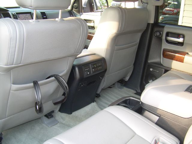 Toyota Sequoia 2010 photo 8