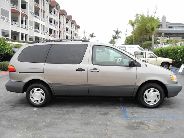 Toyota Sienna 1998 photo 1