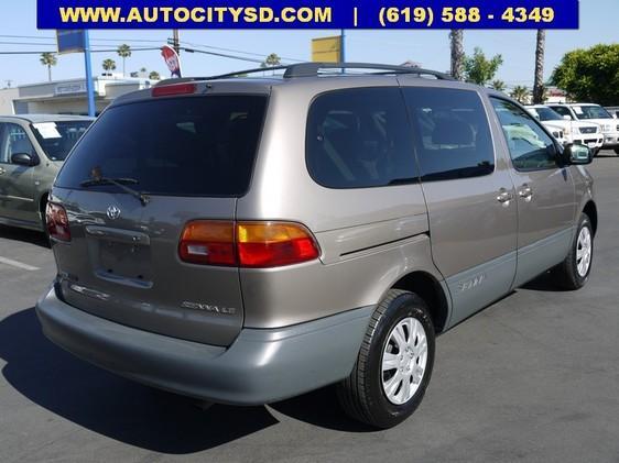 Toyota Sienna 1998 photo 1