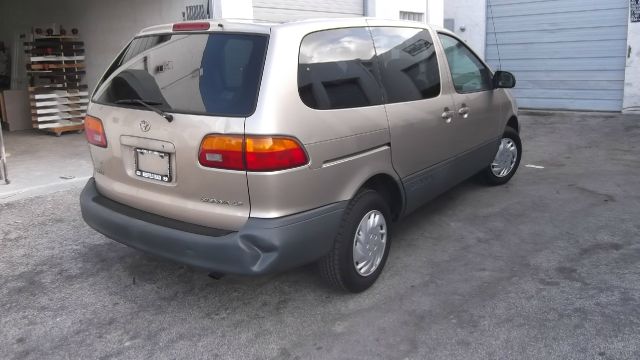 Toyota Sienna 2000 photo 1