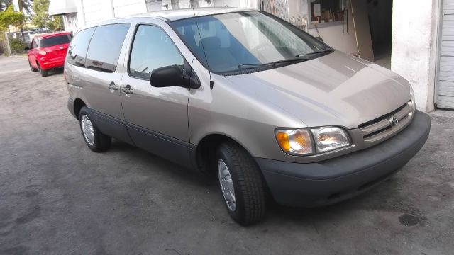 Toyota Sienna 2000 photo 2