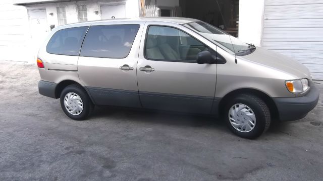 Toyota Sienna 2000 photo 3