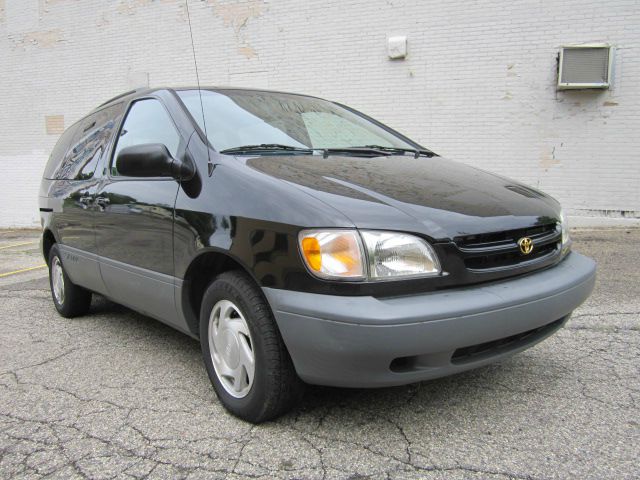 Toyota Sienna 2000 photo 1