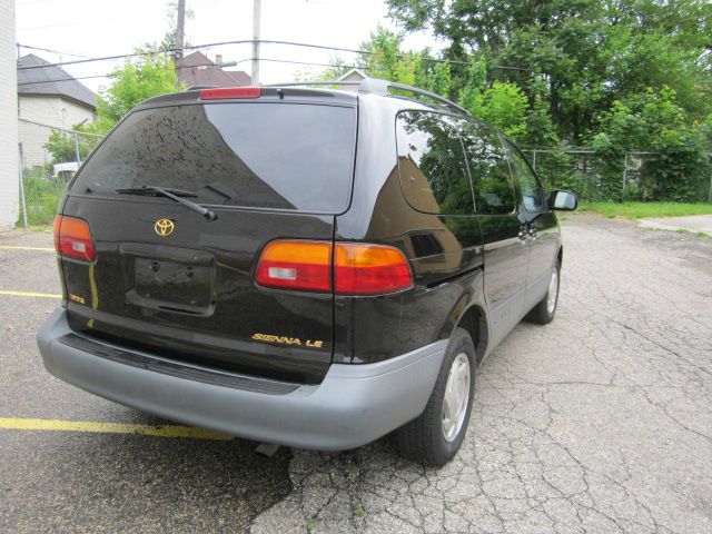 Toyota Sienna 2000 photo 16