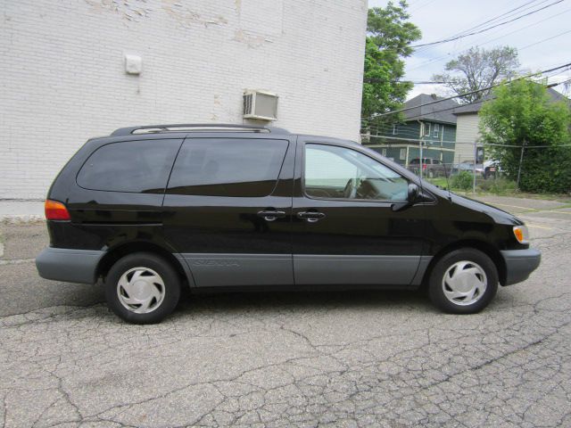 Toyota Sienna 2000 photo 17