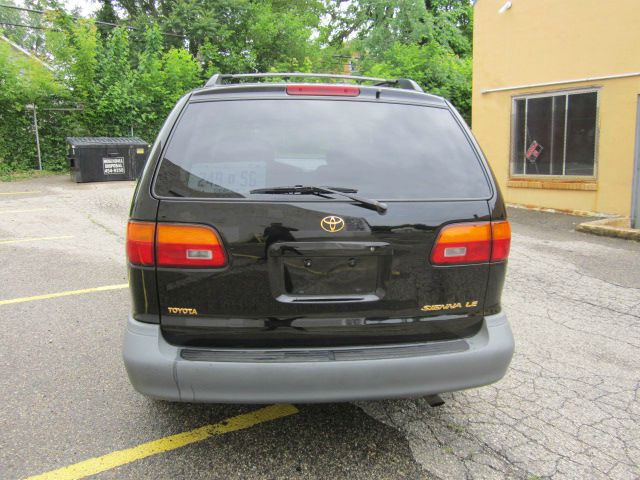 Toyota Sienna 2000 photo 2