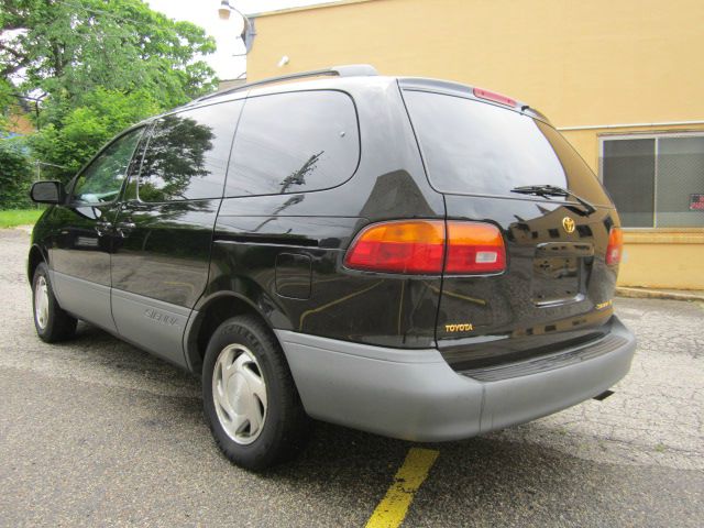 Toyota Sienna 2000 photo 3