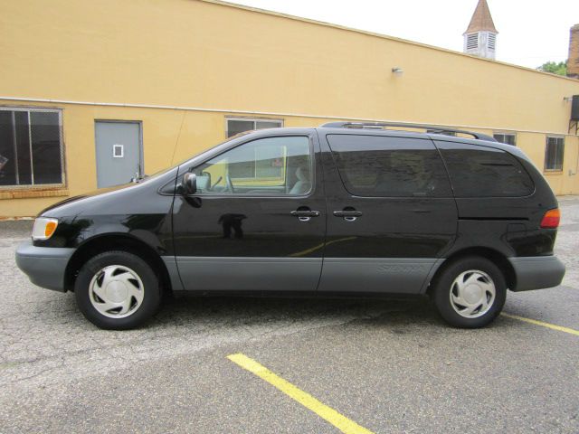 Toyota Sienna 2000 photo 4