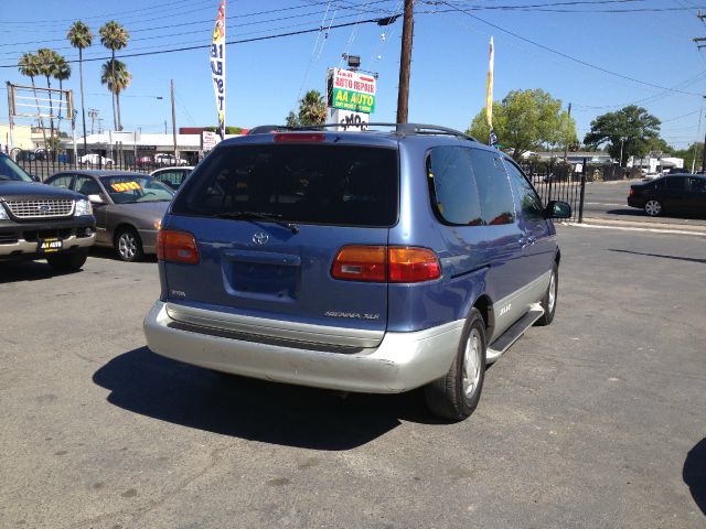 Toyota Sienna 2000 photo 2