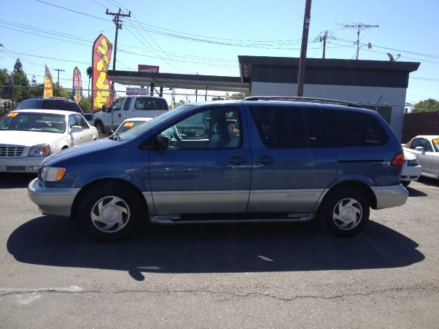 Toyota Sienna 2000 photo 3