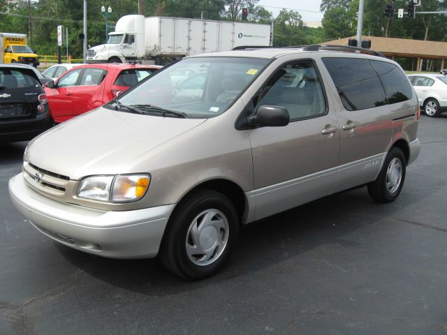 Toyota Sienna 2000 photo 1