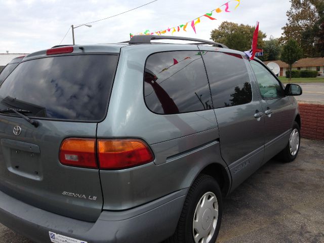 Toyota Sienna 2000 photo 1