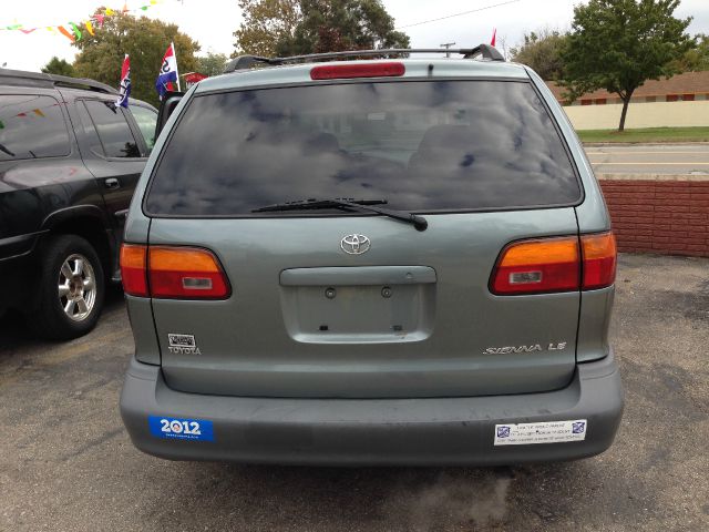 Toyota Sienna 2000 photo 2