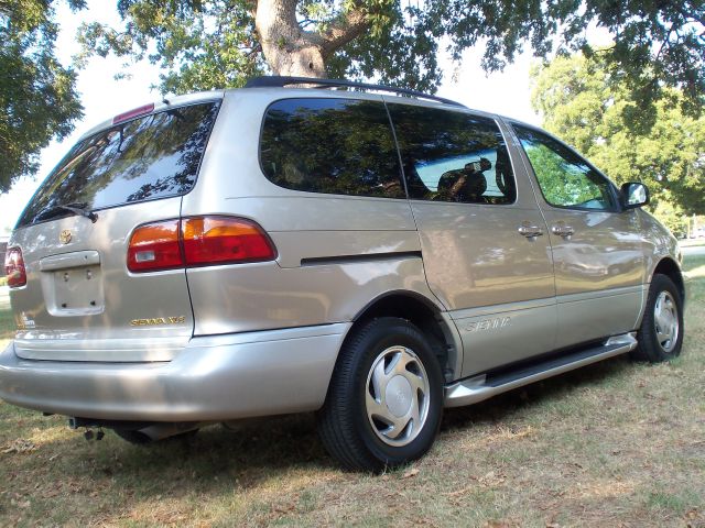 Toyota Sienna 2000 photo 3