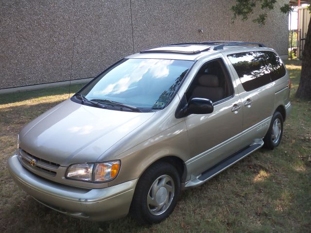 Toyota Sienna 2000 photo 4