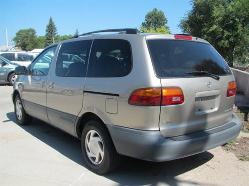 Toyota Sienna 2000 photo 1