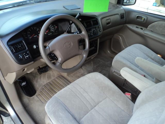 Toyota Sienna 2000 photo 1