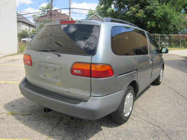 Toyota Sienna 2000 photo 1