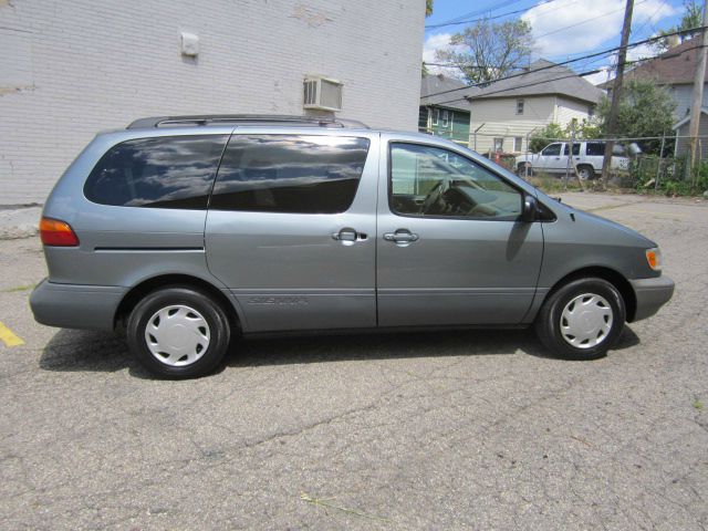 Toyota Sienna 2000 photo 2