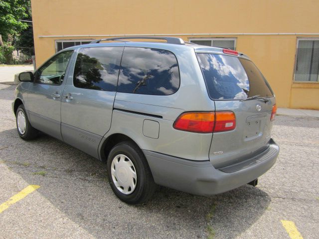 Toyota Sienna 2000 photo 3