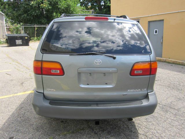 Toyota Sienna 2000 photo 4