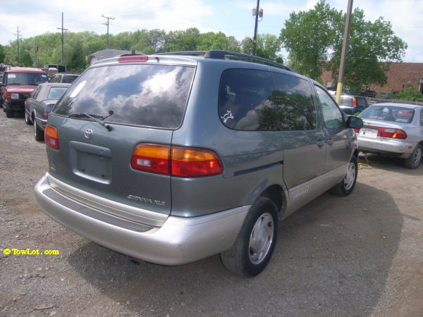 Toyota Sienna 2000 photo 2