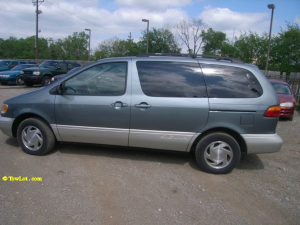 Toyota Sienna 2000 photo 3