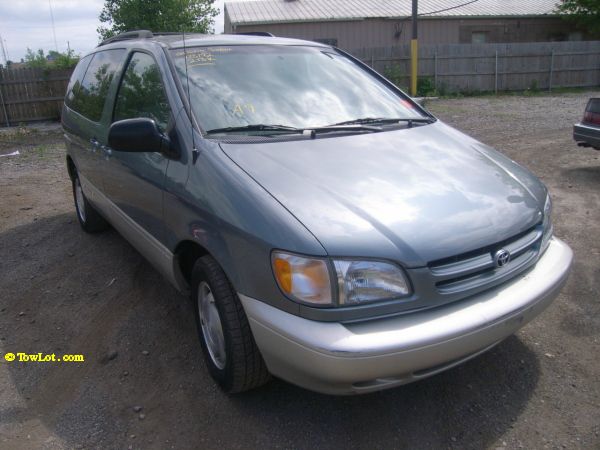 Toyota Sienna 2000 photo 4