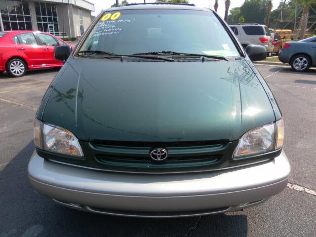 Toyota Sienna 2000 photo 1