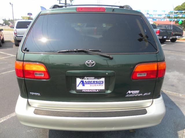 Toyota Sienna 2000 photo 2