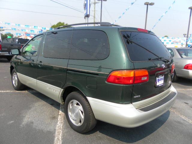 Toyota Sienna 2000 photo 3