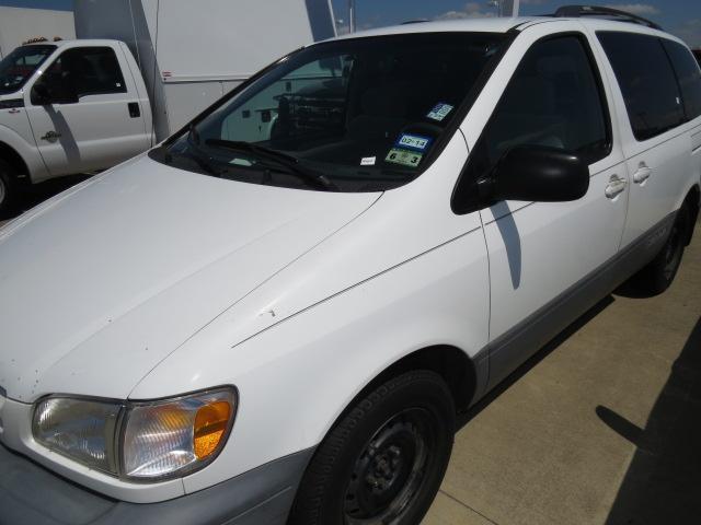 Toyota Sienna 2000 photo 2