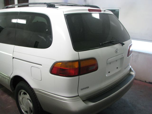 Toyota Sienna 2000 photo 3