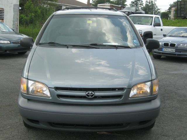 Toyota Sienna 2000 photo 2