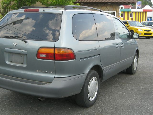 Toyota Sienna 2000 photo 3