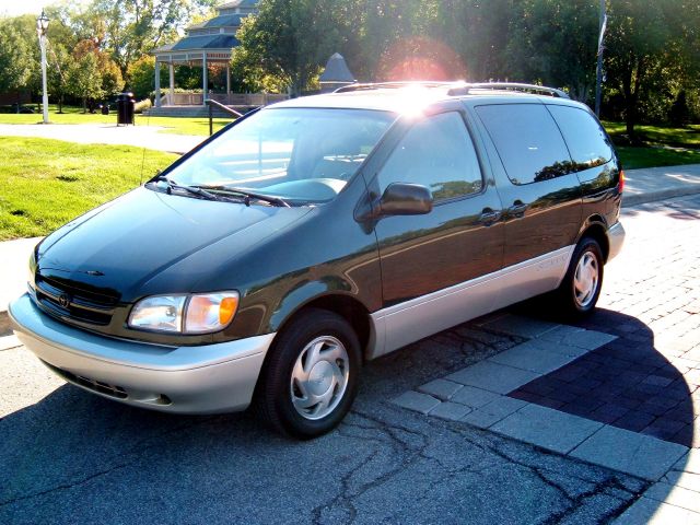 Toyota Sienna 2000 photo 4