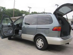 Toyota Sienna 2000 photo 2