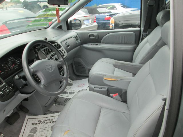 Toyota Sienna LE - 4x2 MiniVan