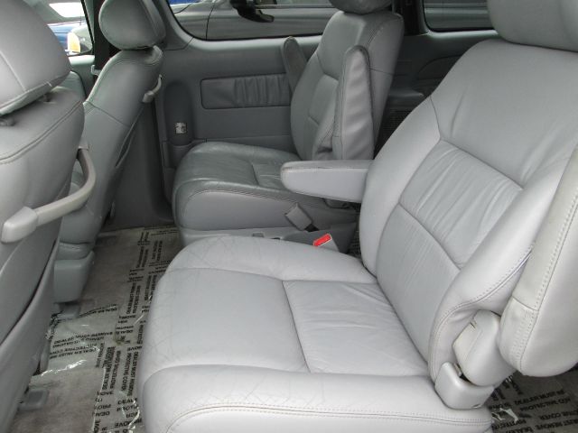 Toyota Sienna 2000 photo 1