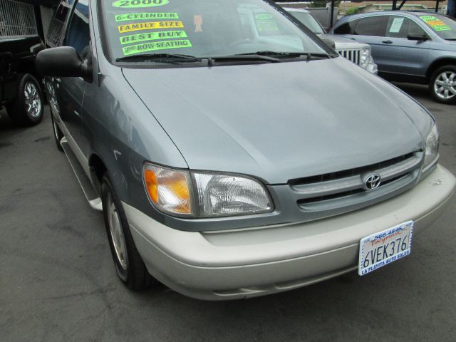 Toyota Sienna 2000 photo 2