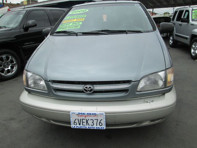 Toyota Sienna 2000 photo 3