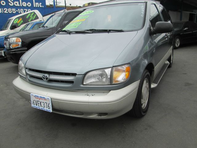 Toyota Sienna 2000 photo 4