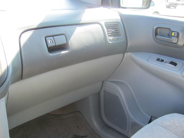 Toyota Sienna 2000 photo 4